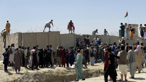 Miles de personas desesperadas desatan el caos en el aeropuerto de Kabul