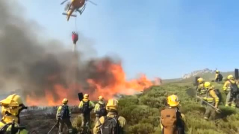 La extinción del incendio de Navalacruz, en Ávila, evoluciona favorablemente