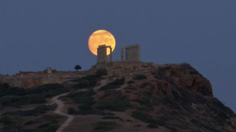 La "luna esturión" de agosto baila sobre la Acrópolis de Atenas en una noche mágica