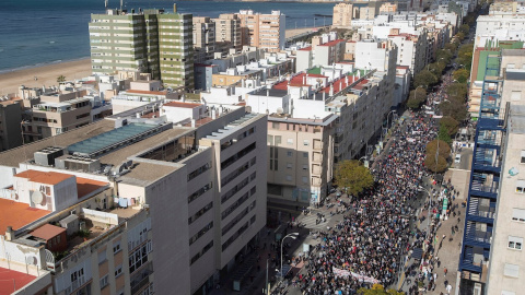 Los trabajadores del sector del metal se manifiestan por las calles de Cádiz durante la octava jornada de huelga.