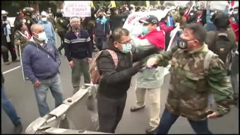 Enfrentamientos en las calles de Perú entre partidarios y detractores de Guido Bellido 