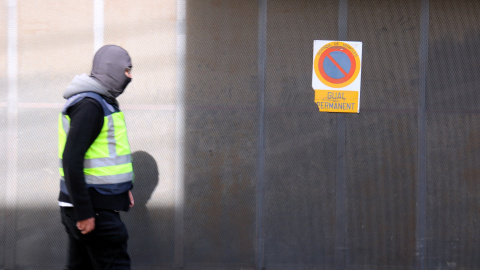 Un agent de la Policia Nacional durant l'escorcoll a un pis del carrer Lepant a Sabadell, en un operatiu amb diverses entrades al Vallès Occidental, el 2 de novembre del 2021.