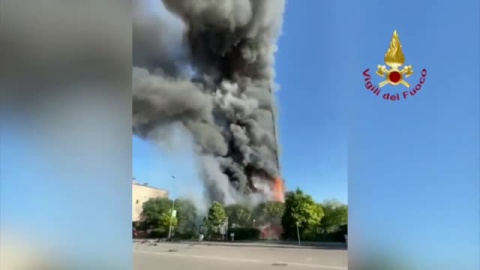 Un espectacular incendio devora un edificio de 20 pisos en Milán