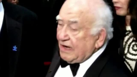 Fallece a los 91 años el actor Ed Asner, maestro de periodistas en la mítica serie 'Lou Grant'