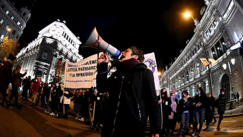 Un momento de la manifestación por el Día Internacional de la Eliminación de la Violencia contra la Mujer, en Madrid. EFE/FERNANDO VILLAR