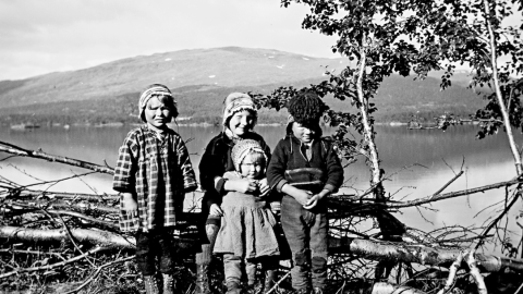 26/11/2021 Un grupo de niños y niñas samis posan frente a un bello paisaje