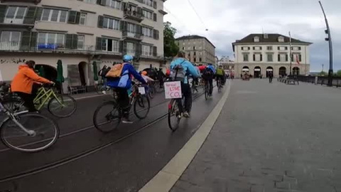 Cientos de ciclistas marchan en Zurich contra el cambio climático