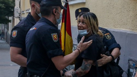 Detención de la líder de Hogar Social Madrid, Melisa Domínguez, durante las protestas contra la gestión del Gobierno ante la pandemia en la sede del PSOE de Ferraz el 22 de mayo de 2020.