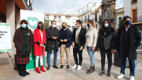 Martina Velarde y Toni Valero, acompañados de miembros de Unidas Podemos, este lunes en Córdoba.