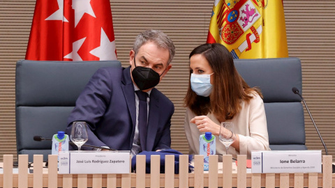 El expresidente del Gobierno José Luis Rodríguez Zapatero conversa con la ministra de Derechos Sociales y Agenda 2030, Ione Belarra,  durante el acto conmemorativo de los Acuerdos de Paz en Colombia,  en Madrid. EFE/Zipi