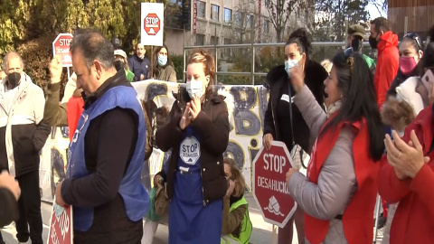 Acampada frente a la sede de un fondo buitre contra su noveno intento de desahucio