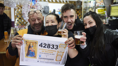 Imagen de archivo de varias personas agraciadas con el premio de la Lotería de Navidad.