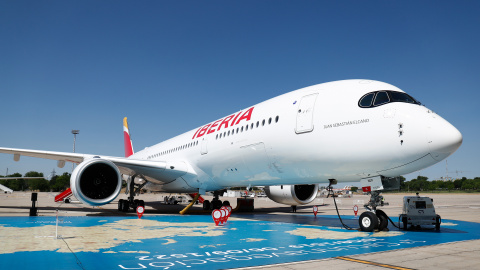 El nuevo avión de Iberia, A350, bautizado como 'Juan Sebastián Elcano', en honor al marino español, presentado en las instalaciones de la aerolínea. Foto de archivo.