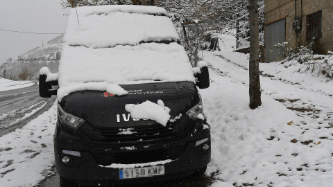 09/12/21. La nieve cubre una furgoneta estacionada en Barrios de Luna (León).