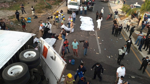 Rescatistas y autoridades trabajan en la zona del accidente en el municipio Chiapa de Corzo.