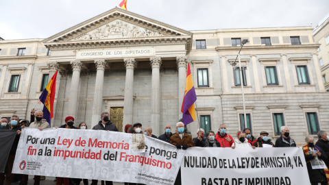 10/12/21. Varias personas sostienen una pancarta que reclama "una Ley de Memoria que ponga fin a la impunidad" del franquismo, frente al Congreso de los Diputados, a 10 de diciembre de 2021, en Madrid.