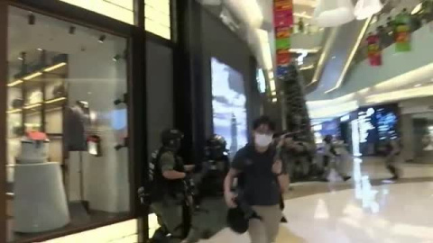 Manifestantes en Hong Kong protestan por las restricciones promovidas por el Gobierno