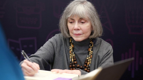 La autora Anne Rice firma libros durante el PopFest de Entertainment Weekly en octubre de 2016 en Los Ángeles.