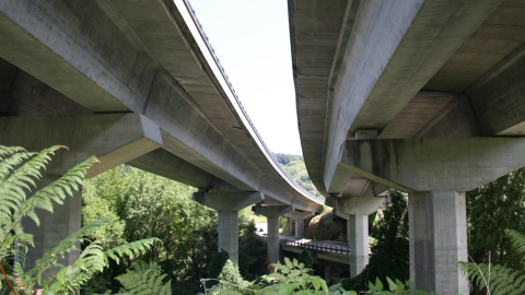 Viaductos de la A6 sobre el río Valcarce y la antigua N-VI en el trayecto entre Ambasmestas y Pereje.