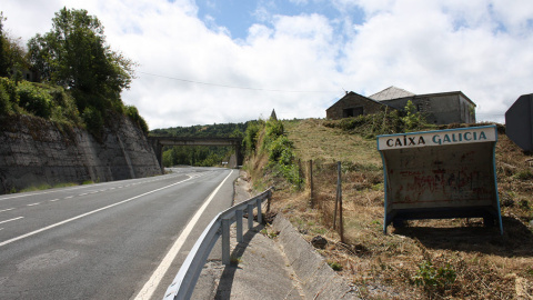 Marquesina junto a la carretera en la subida a Pedrafita desde As Nogais.