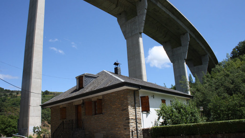 Viaducto de la A6 sobre una vivienda junto a la antigua N-VI en la carretera de Ambasmestas a Vega de Valcarce.