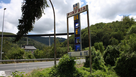 Cartel del hotel Fonfría, en As Nogais, con un viaducto de la A6 al fondo.