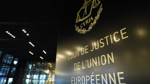 Una imagen del letrero y el logotipo del Tribunal de Justicia de la Unión Europea en Luxemburgo el 13 de enero de 2020.