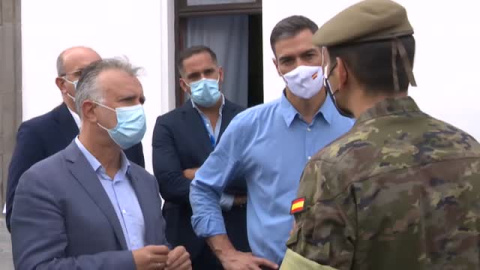 Sánchez visita a los afectados por la emergencia volcánica del acuartelamiento de El Fuerte