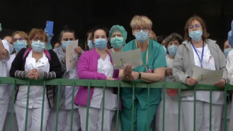  Minuto de silencio de los sanitarios del Hospital 12 de Octubre por las víctimas del COVID-19