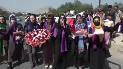 Los talibanes dispersan con gases lacrimógenos a un grupo de mujeres que se manifestaban por la educación y el trabajo 