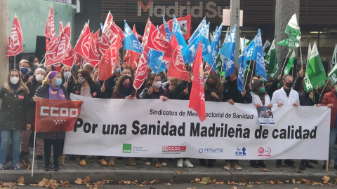 Los sindicatos de Sanidad en una concentración a las puertas de la Asamblea de Madrid.