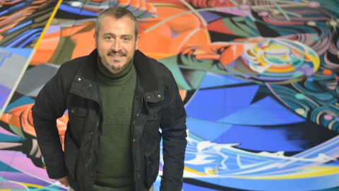 Javier Parra amb el mural al fons.