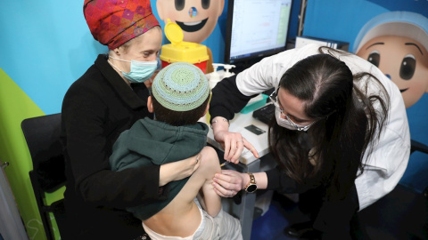 Una sanitaria inocula una dosis en un punto de vacunación de Jerusalem.