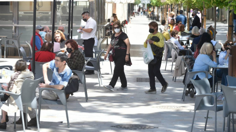 Fotografía de archivo de varias personas en la terraza de un bar, a 27 de abril de 2021, en Murcia.