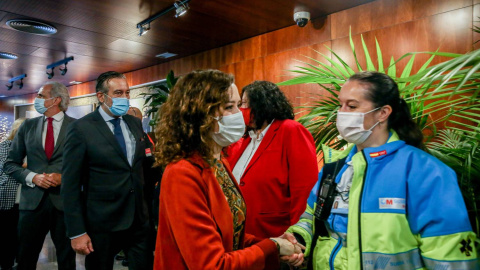 La presidenta de la Comunidad de Madrid, Isabel Díaz Ayuso, durante una visita a la Agencia de Seguridad y Emergencias de Madrid 112 (ASEM112), a 23 de diciembre de 2021.