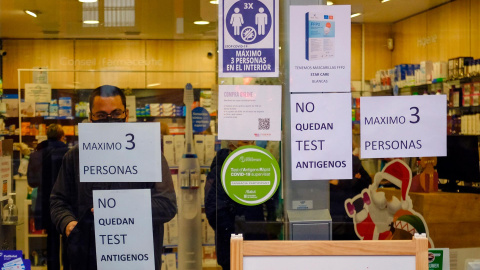 Una farmacia del barrio de Sta Eulàlia de L'Hospitalet de Llobregat (Barcelona) muestra un cartel en el que advierte a los clientes de que no disponen de test de antígenos este miércoles 21 de diciembre de 2021.