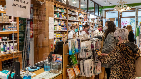 Varias personas esperan en una farmacia para conseguir un test de antígenos en Santander este miércoles 22 de diciembre de 2021.