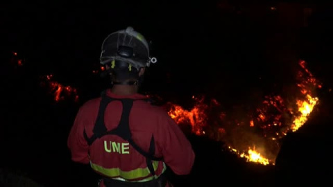 La lava del volcán sigue su camino hacia la costa, pero parece que no llegará al mar