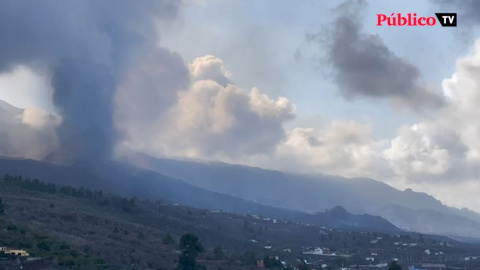 Así se ve la columna de cenizas desde Tajuya, en La Palma