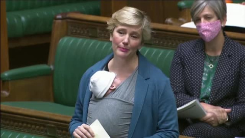 Una diputada británica lleva a su bebé al trabajo para exigir que se facilite la conciliación en el Parlamento 