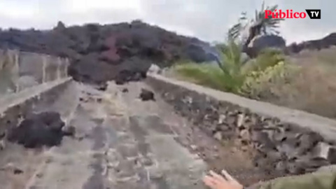 Críticas por grabarse tocando la lava en La Palma