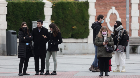 Varias personas con mascarilla, el día antes de que entre en vigor la obligatoriedad de usar mascarilla en exteriores, a 23 de diciembre de 2021, en Madrid, (España).