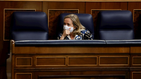 La vicepresidenta primera del Gobierno y ministra de Asuntos Económicos y Transformación Digital, Nadia Calviño, asiste al pleno celebrado este jueves en el Congreso de los Diputados.