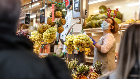 24/12/2021-Vendedora puesto de fruta en el Mercado de Valencia