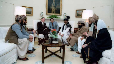 Imagen de archivo de una reunión del expresidente de los Estados Unidos Ronald Reagan con los líderes muyahidines, el el 2 de febrero de 1983.