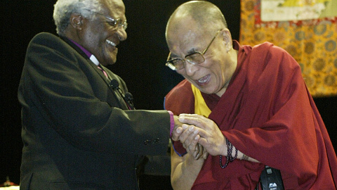 Fotografía de april de 2004 de Desmond Tutu junto a Tenzin Gyatso, el decimocuarto dalai lama.