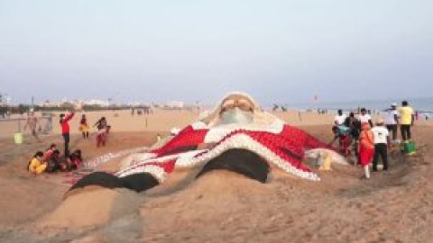 Un Papá Noel gigante en India para felicitar la Navidad