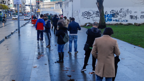 Varias personas hacen cola para hacerse PCR, en un punto móvil de PCR gratuitas en el Naútico de Vigo, a 23 de diciembre de 2021.