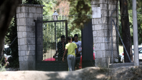 Un joven pasa por la puerta del centro de primera acogida de menores extranjeros no acompañados (menas) situado en la zona de Casa de Campo, en Madrid (España).