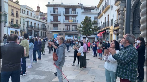 Dedican un aplauso a Julio Anguita frente al Ayuntamiento de Córdoba